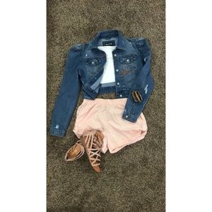 Puffed sleeve denim Jean jacket.